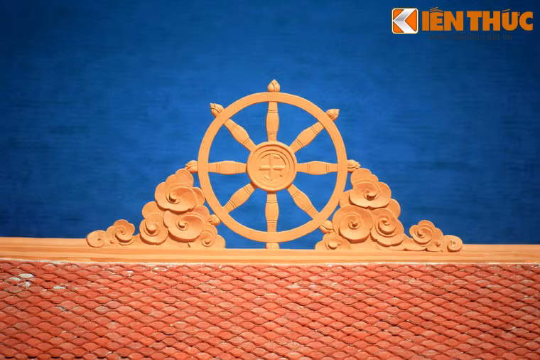 Hình tượng bánh xe pháp luân - tượng trưng cho giáo lý nhà Phật ở trên cổng.