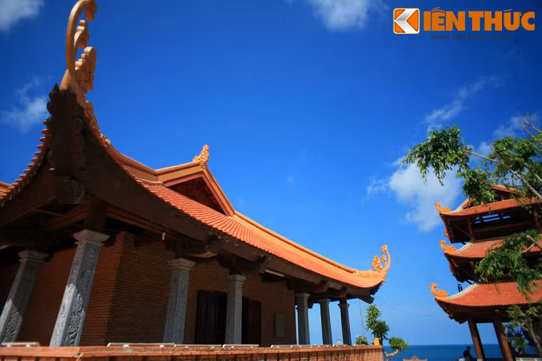 Chùa được xây theo lối kiến trúc thời nhà Lý và nhà Trần với các công trình gồm ngôi Đại hùng bảo điện, nhà Tổ, tháp chuông và tháp trống.