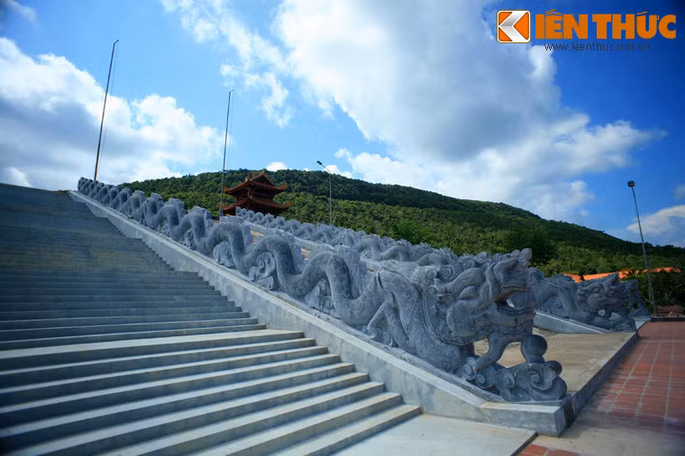 Hai dãy cầu thang đá dẫn lên chính điện.