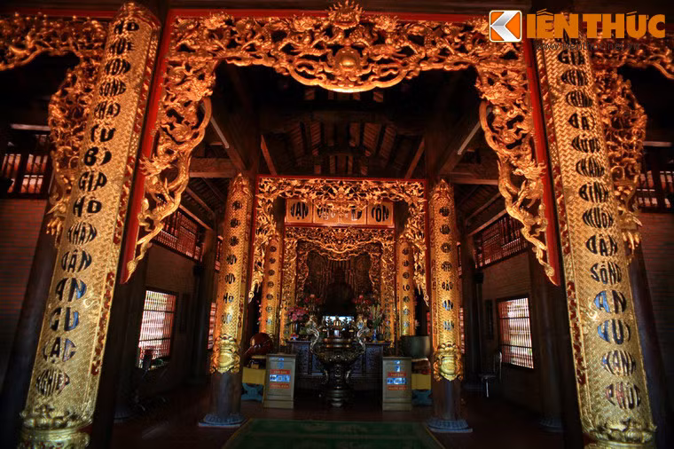 Không gian bên trong chính điện của chùa.