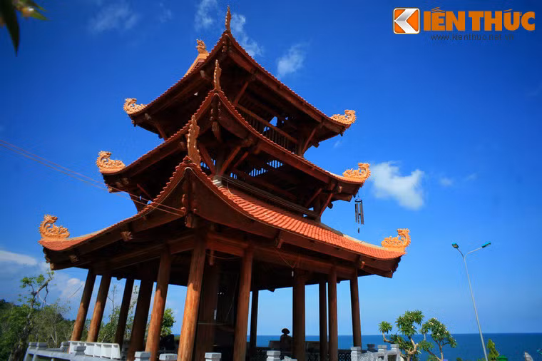 Các công trình chính của chùa được làm bằng gỗ liêm và đá nguyên thủy có giá trị sử dụng từ 700 - 1.000 năm.