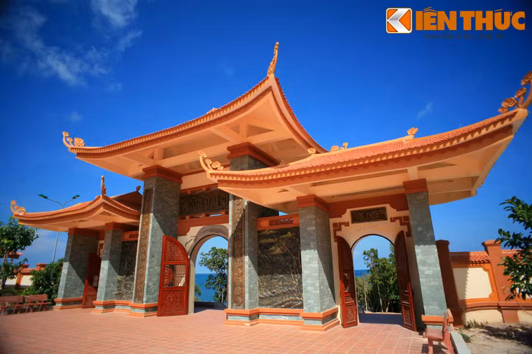 Cổng tam quan của chùa.