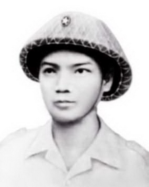 Bế Văn Đàn, dân tộc Tày, sinh năm 1931 tại huyện Phục Hoà, tỉnh Cao Bằng. Nhập ngũ từ tháng 1 năm 1948 anh tham gia nhiều chiến dịch, luôn nêu cao tinh thần dũng cảm, tích cực vượt qua mọi khó khăn ác liệt, hoàn thành xuất sắc nhiệm vụ được giao. Trong trận Mường Pồn (Lai Châu) tháng 12/1953, trong tình thế hiểm nghèo khi bị địch phản công, Bế Văn Đàn đã lấy thân mình làm giá súng cho đồng đội bắn, đẩy lùi kẻ thù. Anh đã anh dũng hy sinh khi hai tay vẫn còn ghì chặt súng trên vai mình.