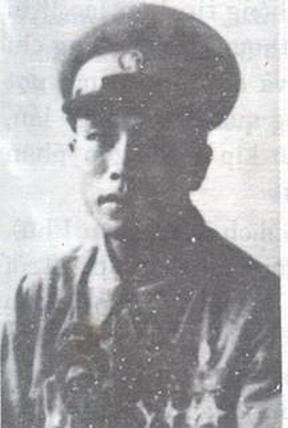 Nguyễn Văn Ty sinh năm 1931, dân tộc Kinh, quê ở xã Ninh Sơn, huyện Việt Yên, tỉnh Bắc Giang, nhập ngũ tháng 2/1949. Từ ngày nhập ngũ đến tháng 7/1954, anh đã tham gia 7 chiến dịch lớn trên chiến trường Bắc Bộ, với 35 trận đánh, trận nào cũng thể hiện tinh thần dũng cảm, táo bạo, bị thương vẫn không rời trận địa, lập công xuất sắc. Khi làm chiến sĩ liên lạc cũng như khi phụ trách Tiểu đội trưởng bộc phá, bất kỳ nhiệm vụ nào, trong hoàn cảnh nào, đồng chí đều chấp hành nghiêm chỉnh mệnh lệnh.