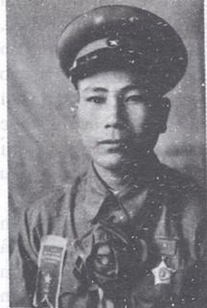 Chu Văn Mùi sinh năm 1929, dân tộc Kinh, quê ở xã Thượng Lan, huyện Việt Yên, tỉnh Hà Bắc (nay là tỉnh Bắc Giang), nhập ngũ năm 1949. Từ khi nhập ngũ đến năm 1954, anh đã tham gia bảy chiến dịch lớn, đảm nhận những công tác khác nhau : pháo thủ, chiến sĩ nuôi quân, chiến sĩ xung kích, Tiểu đội phó súng cối, Tiểu đội trưởng thông tin liên lạc; nhiệm vụ nào anh cũng nêu cao tinh thần bền bỉ, quyết vượt qua mọi thử thách, hoàn thành một cách xuất sắc.