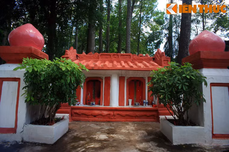 Các trụ cột đài sen nằm hai bên lối vào mộ. Cũng như bức bình phong, dấu vết chữ viết hay hoa văn trang trí không còn nữa.