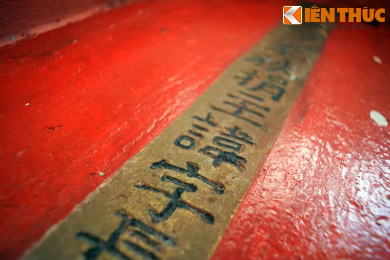 Theo truyền tụng của người xưa cùng những chữ Hán trên bia mộ, đây là mộ ông Lâm Tam Lang tự “Nguyên thất” và bà Mai Thị Xã - vợ ông. Ông Lâm là người Quảng Đông di cư sang Việt Nam làm Hoa kiều và mất năm 1795.