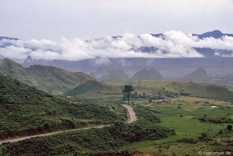 Mây bay trên những đỉnh núi.
