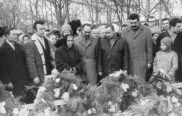 Người dân viếng mộ các chiến sĩ Liên Xô hi sinh trong cuộc chiến ở Damanski, 1969.