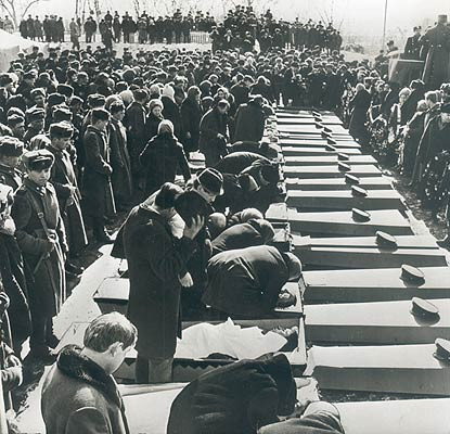 Người nhà các chiến sĩ nhìn mặt người thân yêu lần cuối cùng.