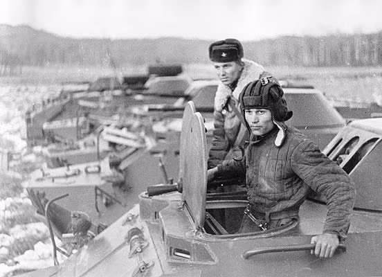 Các chiến sĩ cơ giới Liên Xô tuần tra ở Dalnerechenski, phía trước đảo Damanski, tháng 3/1969.