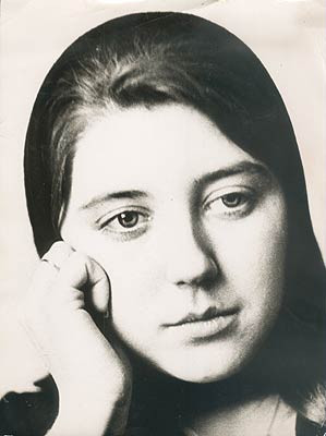 Cô Y.D. Leonova, con gái Đại tá Leonov trong tang lễ của cha mình.