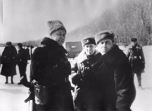 Ngày 14/3/1969, một trong những hình ảnh cuối cùng của đại tá D.V. Leonov. Lúc này ông đang đứng trên mặt nước đóng băng của sông Ussury, cạnh đảo Damanski. Leonov đã hi sinh trong ngày 14 trong cuộc đối đầu với quân Trung Quốc.