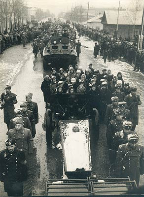 Thi hài Đại tá Leonov được đưa bằng xe pháo trong tang lễ.