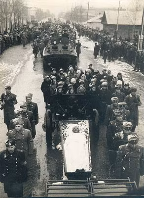 Thi hài Đại tá Leonov được đưa bằng xe pháo trong tang lễ.