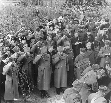 Các đồng đội tiễn đưa hai chiến sĩ về nơi an nghỉ cuối cùng.