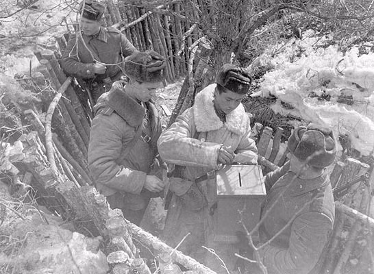 Tại đồn Nizhne-Mikhailovka, giữa tình hình căng thẳng, các chiến sĩ vẫn bỏ phiếu cho cuộc Bầu cử đại biểu vào Hội đồng tối cao của Liên Xô như mọi công dân Xô viết khác.