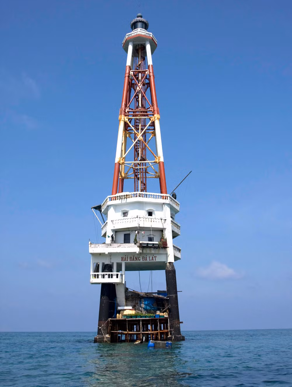 Chân đèn nằm ở độ sâu 2m dưới mực nước biển, toàn bộ tháp đèn cao 42m, có kết cấu bằng sắt thép, trông như một búp măng mọc lên từ biển khơi.