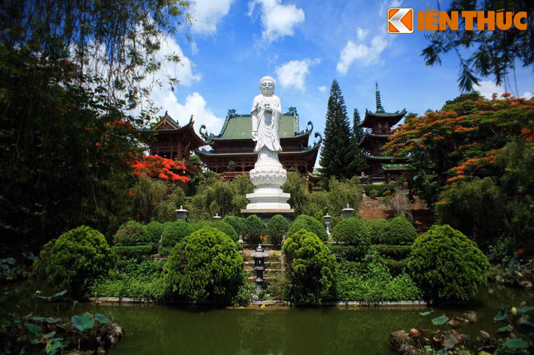 Trước chính điện có bức tượng Phật Di Đà bằng đá hoa cương cao 7m, nặng 40 tấn.