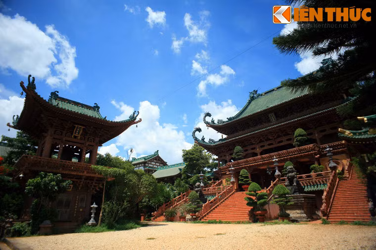 Chính điện và các tòa tháp trong chùa đều có những tầng mái cong vút màu xanh ngọc.