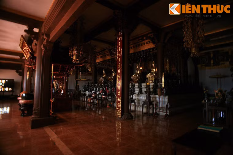 Bên trong chính điện của chùa.