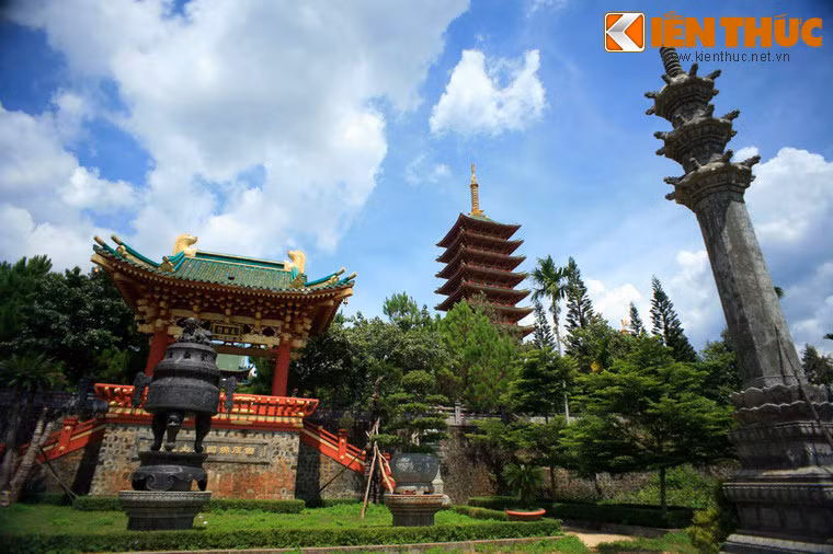 Chùa Minh Thành tọa lạc trên một ngọn đồi thoai thoải ở đường Nguyễn Viết Xuân, cách trung tâm Pleiku 2 km về hướng Tây Nam. Chùa được xây dựng từ năm 1964, đến năm 1997 được xây mới với nhiều công trình tráng lệ.