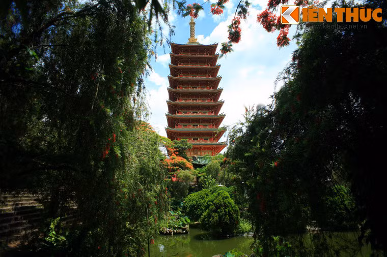 Điểm nhấn kiến trúc nổi bật của chùa là tòa Bảo tháp Xá lợi 9 tầng, cao 40m, nằm bên trái chính điện.