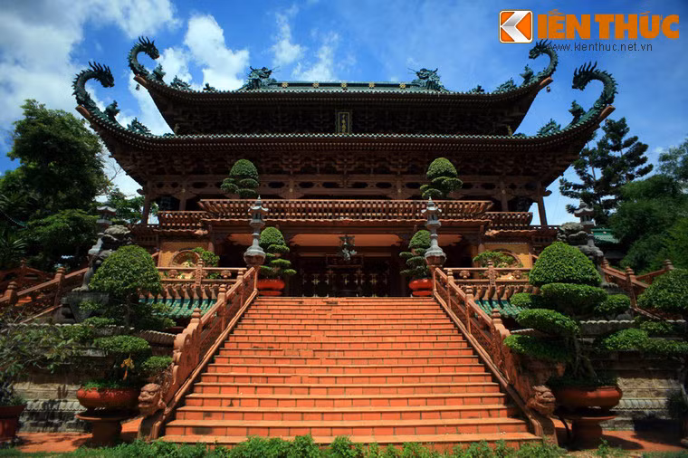 Chính điện của chùa rất bề thế với chiều cao tổng thể 16m, trần làm bằng gỗ pơ-mu, cửa bằng gỗ gõ cao 6m.