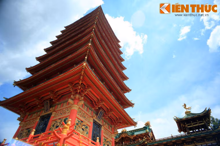 Tòa Bảo tháp có màu sắc rực rỡ nhưng hài hòa, được trang trí rất công phu. Đây là một trong những công trình kiến trúc cao nhất Pleiku, có thể nhìn thấy từ nhiều địa điểm khác nhau quanh thành phố.