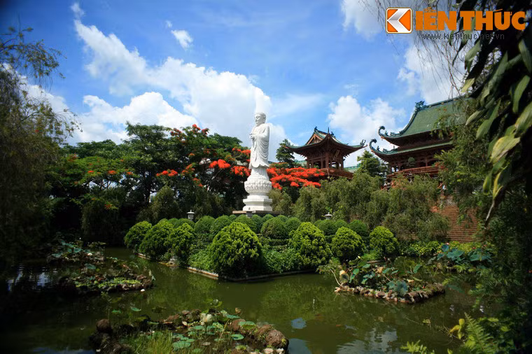 Tượng được đặt giữa hồ nước, bao quanh là khu vườn được bài trí trang nhã.