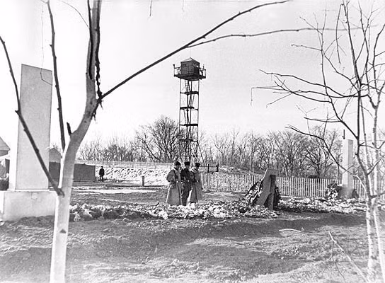 Đồn biên phóng Nizhne-Mikhailovka năm 1970, sĩ quan biên phòng Liên Xô thăm mộ chiến sĩ đã hi sinh trong xung đột biên giới.