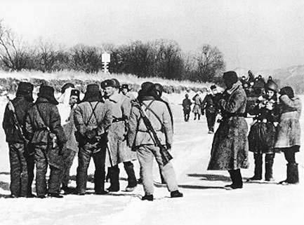 Lực lượng biên phòng Xô - Trung chạm trán trên mặt sông đóng băng trước đảo Damanski, trước khi chiến sự bùng nổ.