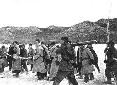 Lực lượng Liên Xô đối phó với các cuộc đột nhập mang lớp vỏ dân sự của Trung Quốc bằng những chiếc cọc gỗ dài.