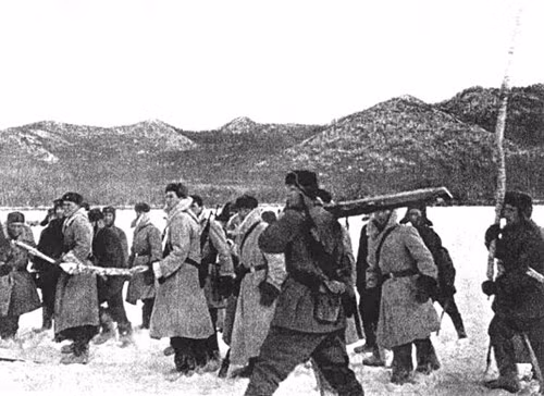 Lực lượng Liên Xô đối phó với các cuộc đột nhập mang lớp vỏ dân sự của Trung Quốc bằng những chiếc cọc gỗ dài.