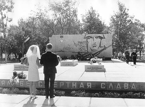 Cặp vợ chồng mới cưới viếng đài tưởng niệm các chiến sĩ biên phòng hi sinh năm 1969 ở thị trấn Dalnerechensk, nhiều thập niên sau cuộc chiến.