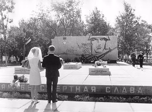 Cặp vợ chồng mới cưới viếng đài tưởng niệm các chiến sĩ biên phòng hi sinh năm 1969 ở thị trấn Dalnerechensk, nhiều thập niên sau cuộc chiến.