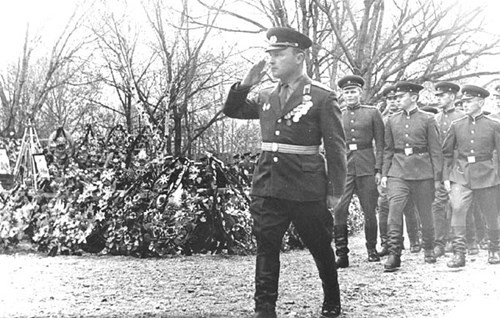 Các chiến sĩ Liên Xô đi ngang qua những vòng hoa tưởng niệm đồng đội hi sinh ở Damanski.