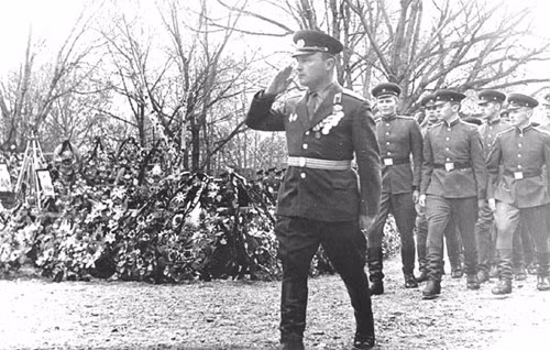 Các chiến sĩ Liên Xô đi ngang qua những vòng hoa tưởng niệm đồng đội hi sinh ở Damanski.