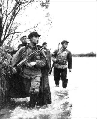 Lính Trung Quốc di chuyển trên băng tuyết ở Damanski.