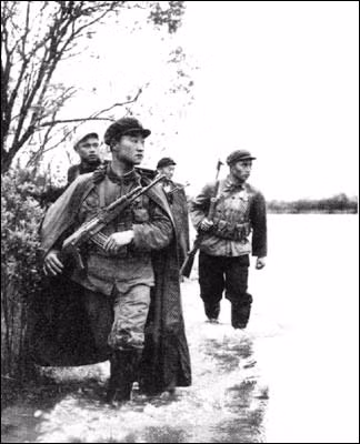 Lính Trung Quốc di chuyển trên băng tuyết ở Damanski.