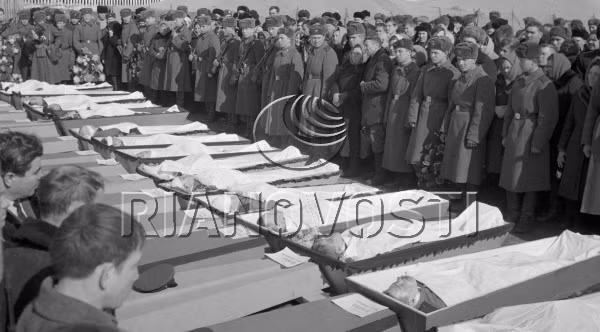 Tang lễ các chiến sĩ Liên Xô hi sinh trên đảo Damanski.