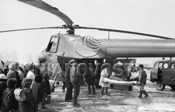 Trực thăng quân y Liên Xô bay tới Damanski để vận chuyển binh sĩ bị thương về tuyến sau.