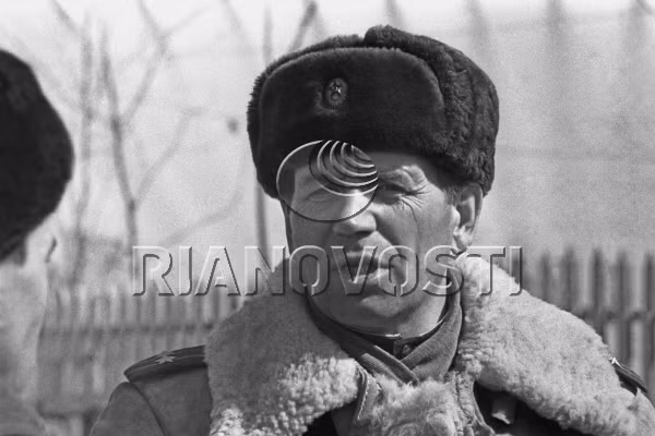 Trung tá Alexander Konstantinov, người chỉ huy lực lượng biên phòng Liên Xô ở khu vực Damanski sau khi người tiền nhiệm là Đại tá Leonov hi sinh.