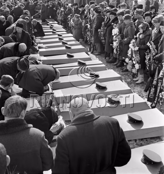 Quan tài của các chiến sĩ trước khi được chôn cất.