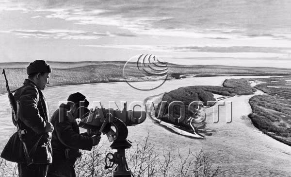 Chiến sĩ biên phòng Liên Xô giám sát khu vực biên giới bằng máy đo tầm xa.