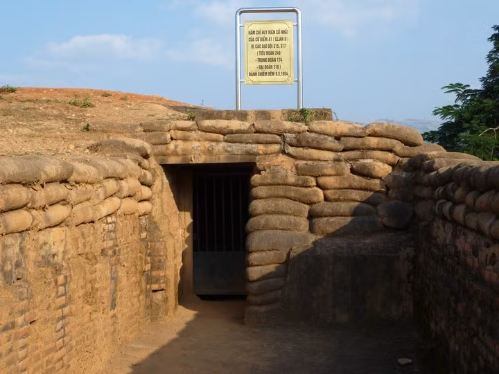 Một lối vào của hệ thống hầm ngầm cực kỳ kiên cố ở đồi A1. Cuộc chiến ở đồi A1 kéo dài từ ngày 31/3 đến rạng sáng 7/5/1954, là trận chiến đấu gay go quyết liệt nhất trong toàn chiến dịch Điện Biên Phủ. Ảnh: Deano Photo World.