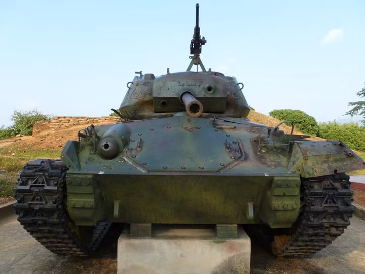 Xác xe tăng M24 Chaffee của quân Pháp được trưng bày trên đỉnh đồi A. Đây là loại xe tăng hạng nhẹ do Mỹ chế tạo năm 1943, được quân Pháp sử dụng khá phổ biến trong Chiến tranh Đông Dương. Ảnh: Deano Photo World.