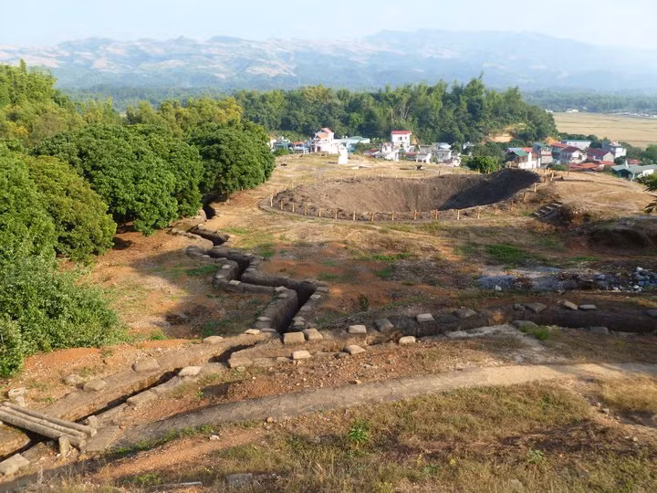 Dean, một tay máy người Australia đã ghi lại những hình ảnh toàn cảnh về chứng tích lịch sử của chiến dịch Điện Biên Phủ trong chuyến thăm VN của mình. Đây là hình ảnh về đồi A1 - ổ đề kháng mạnh nhất của Pháp ở Điện Biên Phủ với các dãy giao thông hào và hố bom tạo ra bởi khối bộc phá nặng 1 tấn của lực lượng Việt Minh ngày 6/5/1954, ngày cứ điểm này thất thủ. Ảnh: Deano Photo World.