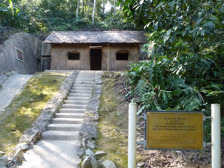 Lán ở và làm việc của Đại tướng Võ Nguyên Giáp, người chỉ huy chiến dịch Điện Bên Phủ tại Mường Phăng. Ảnh: Deano Photo World.