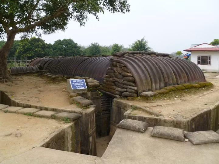 Khu hầm của tướng de Castries thông với các dãy giao thông hào chằng chịt. Ảnh: Deano Photo World.